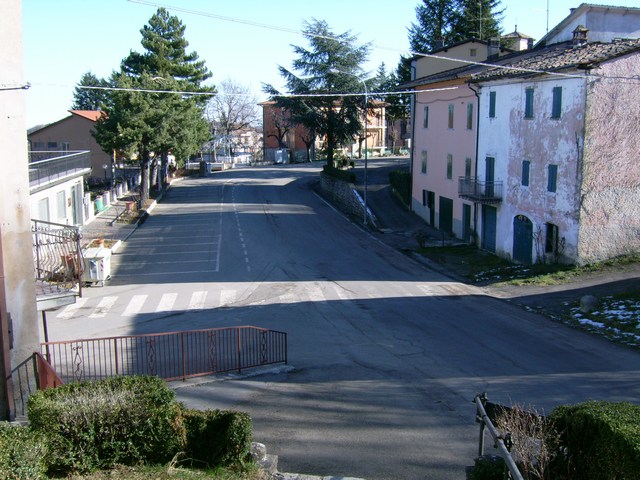 La piazza del paese, sullo sfondo, vista dall'oratorio